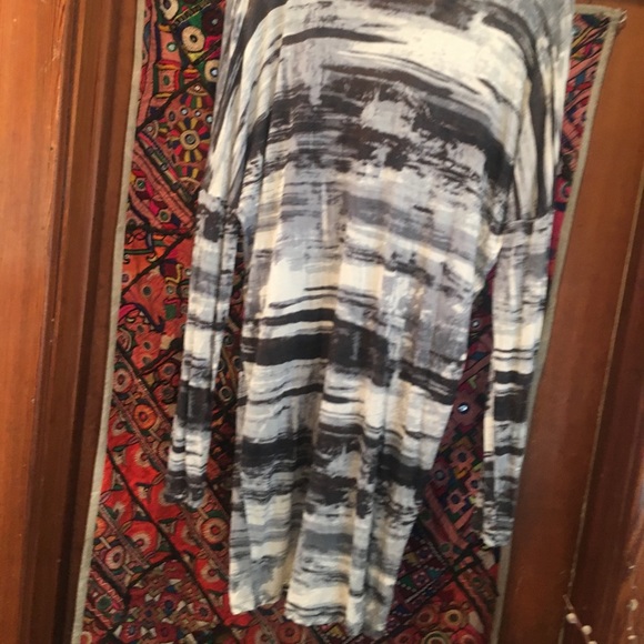 Cabi tunic/dress in abstract print. - Picture 3 of 4